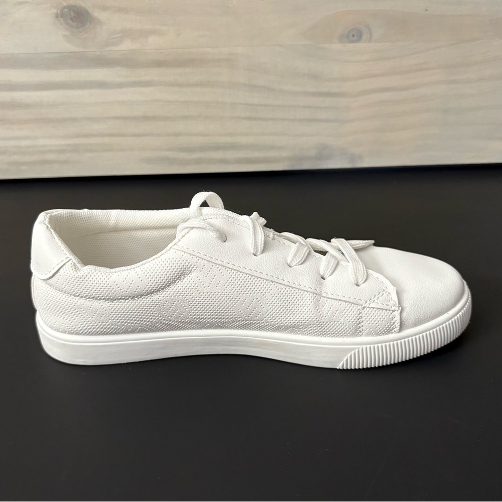 Like NEW Classic White Low-Top Sneakers - Picture 2 of 8